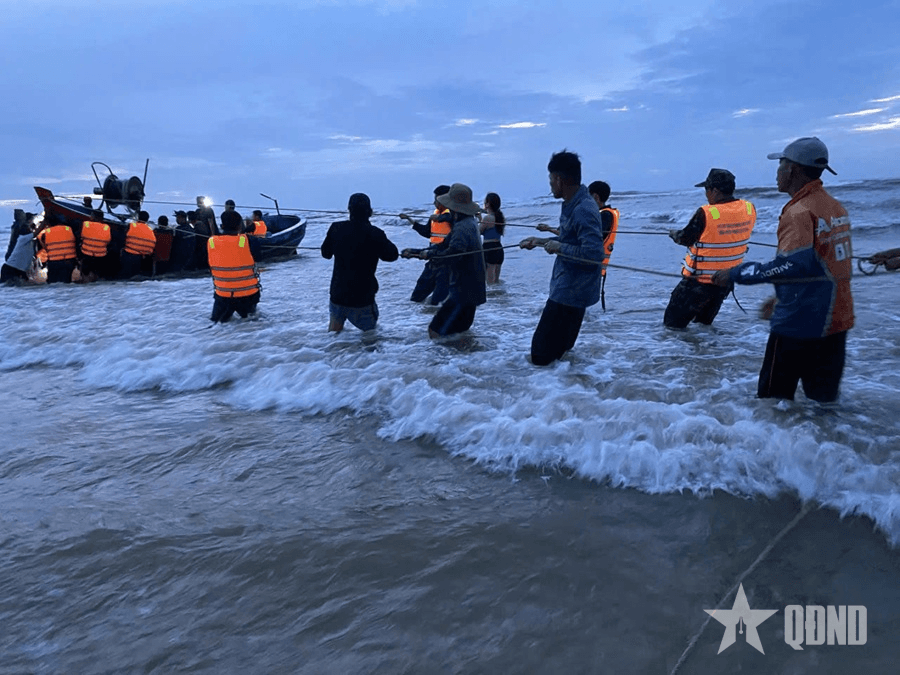 Bộ đội Biên phòng Lâm Đồng kịp thời hỗ trợ, cứu kéo tàu cá bị chìm