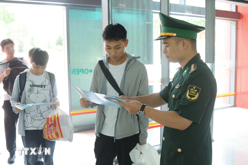 Trục xuất 9 công dân nước ngoài nhập cảnh trái phép