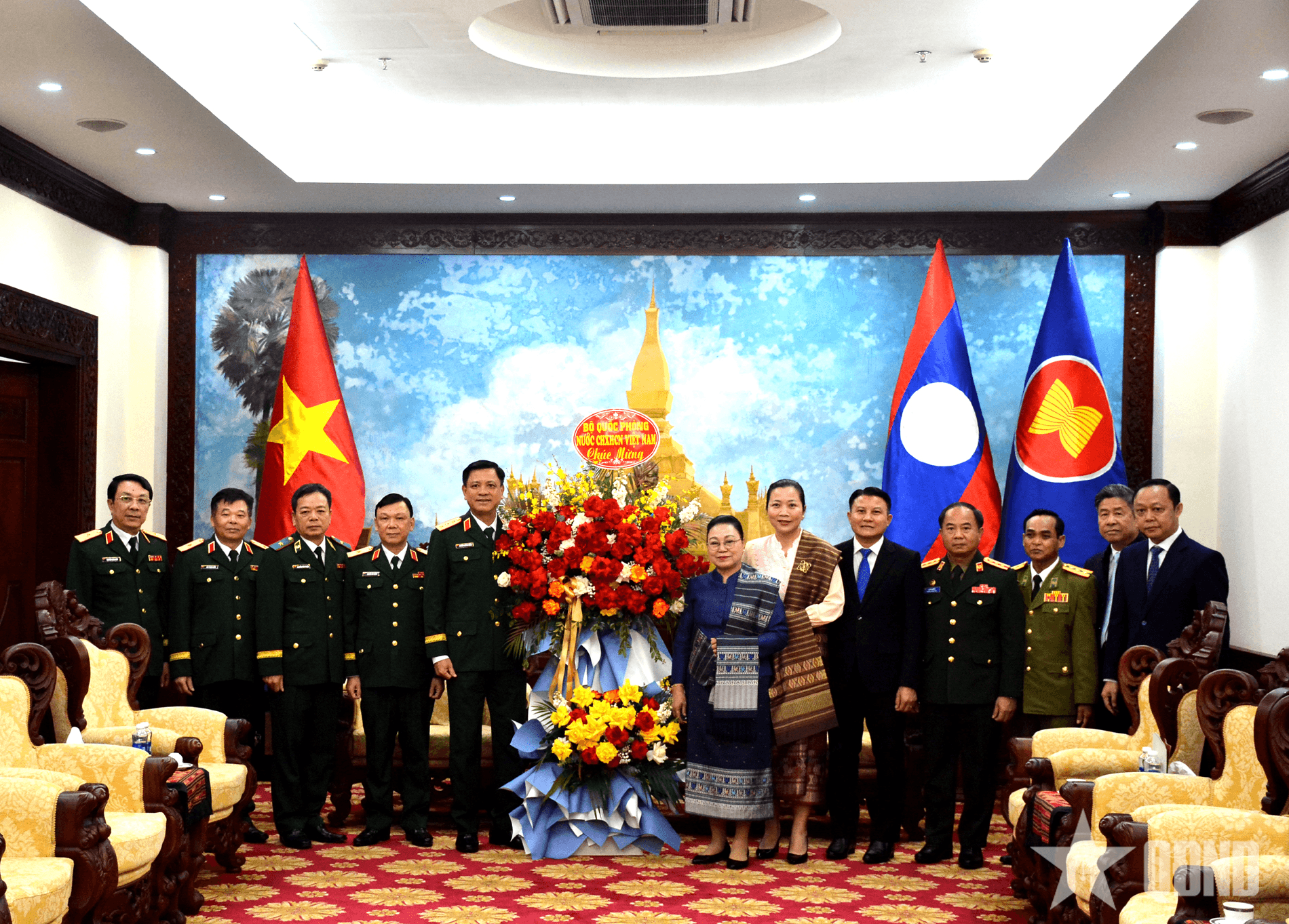 Bộ Quốc phòng Việt Nam chúc mừng 50 năm Quốc khánh Lào