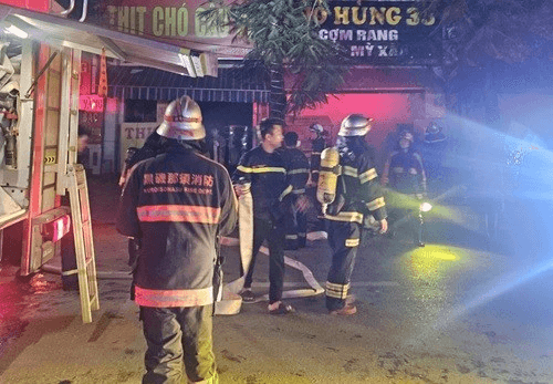 Hà Nội: Giải cứu 5 người dân trong đám cháy tại phường Thanh Liệt