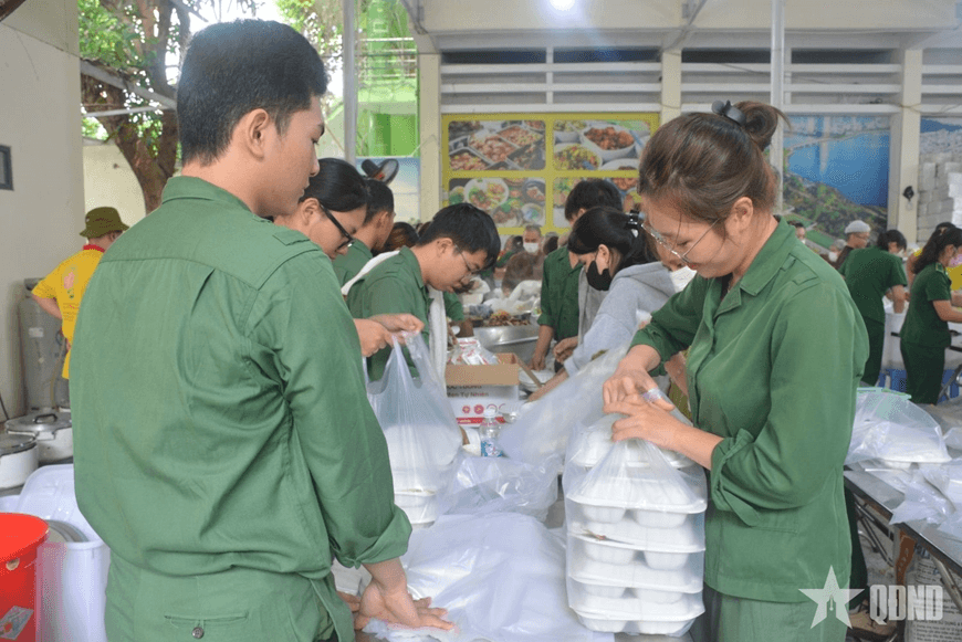 Thắp sáng niềm tin đồng bào vùng lũ