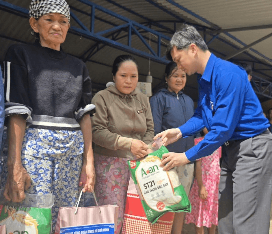 Trung ương Đoàn trao 1.000 túi an sinh hỗ trợ người dân vùng lũ Đắk Lắk