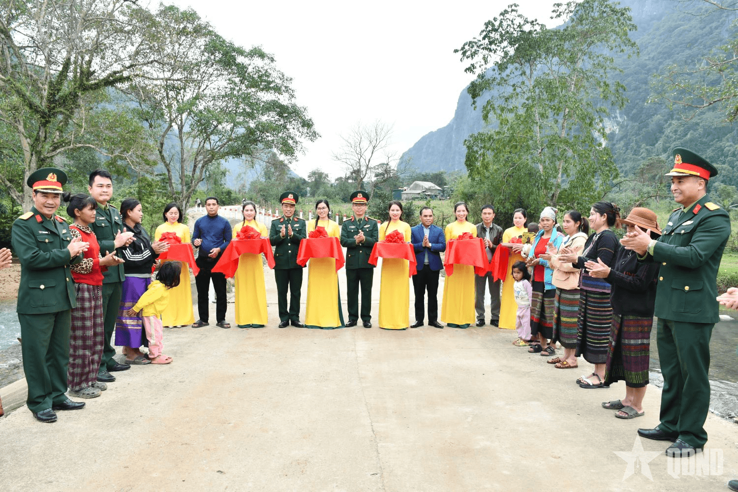 Đoàn Kinh tế - Quốc phòng 79 (Binh đoàn 15) bàn giao công trình phúc lợi tặng đồng bào dân tộc thiểu số