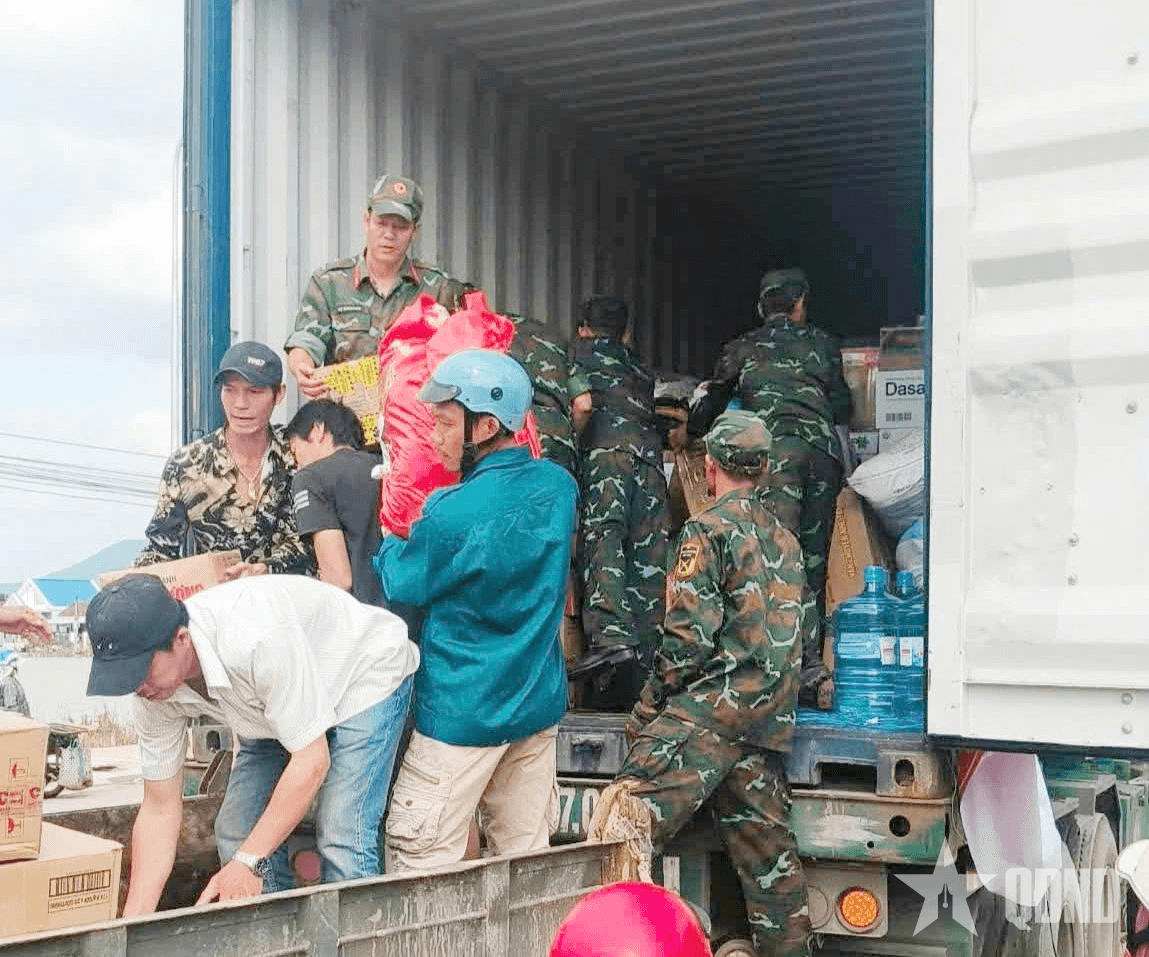 Trung đoàn 108 phân phối hơn 30 tấn hàng cứu trợ người dân vùng lũ
