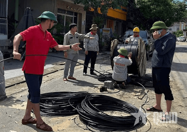 Viettel Đắk Lắk (Tập đoàn Công nghiệp - Viễn thông Quân đội) hỗ trợ vùng lũ Đắk Lắk khắc phục hậu quả