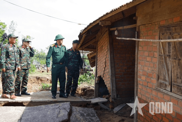 Bộ CHQS tỉnh Đắk Lắk thăm, động viên hộ dân bị sập nhà tại xã Đắk Liêng