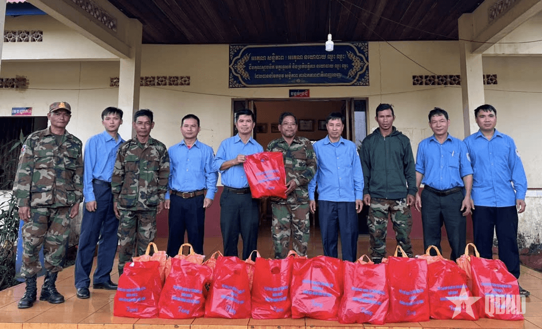 Bộ CHQS tỉnh Đắk Lắk tặng quà lực lượng vũ trang và nhân dân tỉnh Mondulkiri (Campuchia)