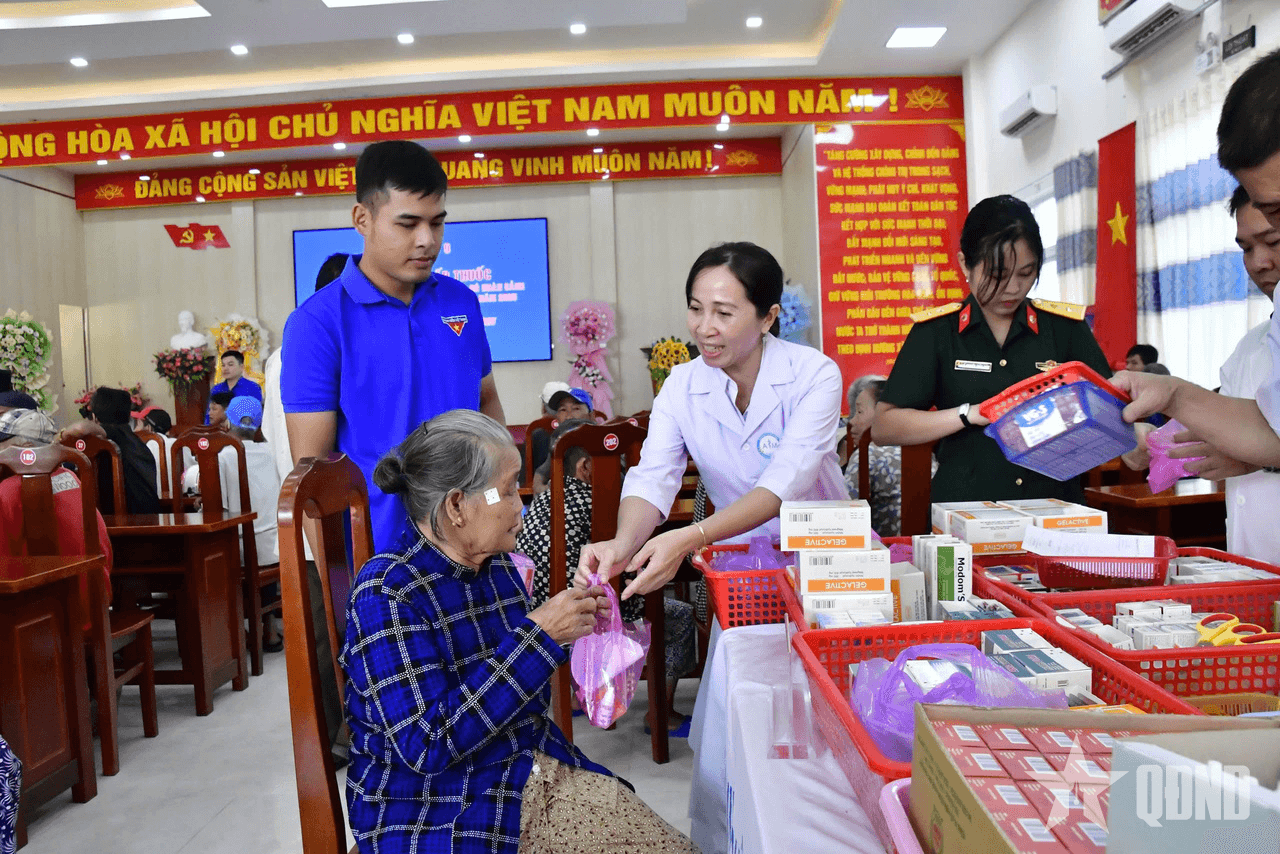 An Giang: Bệnh viện Quân y 121 khám bệnh, phát thuốc cho người dân xã Đông Hưng