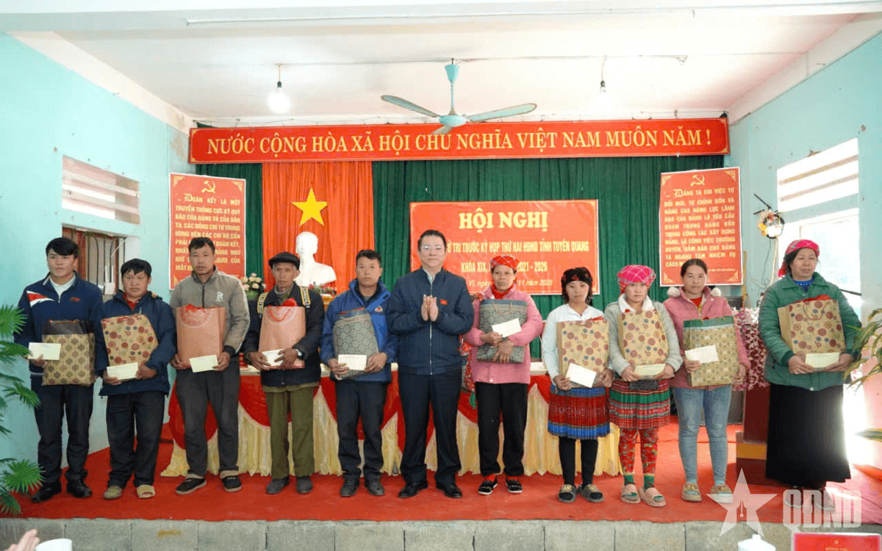 Hội đồng nhân dân tỉnh Tuyên Quang tiếp xúc cử tri tại xã biên giới Sơn Vĩ