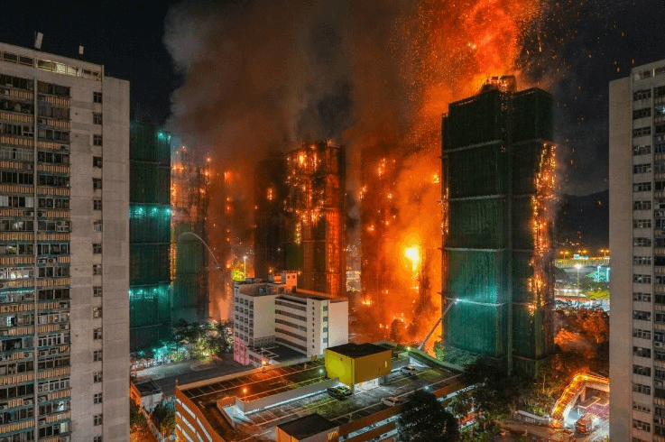 Cháy chung cư dữ dội tại Hong Kong, hàng trăm người mất tích