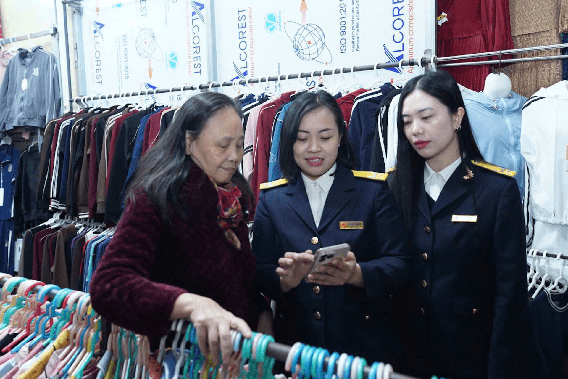 Ngành thuế Thủ đô nỗ lực từng ngày hỗ trợ hộ kinh doanh