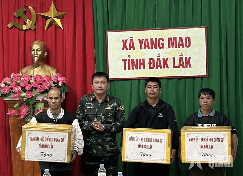 Bộ CHQS tỉnh Đắk Lắk hỗ trợ 6 hộ dân có nhà bị lũ cuốn