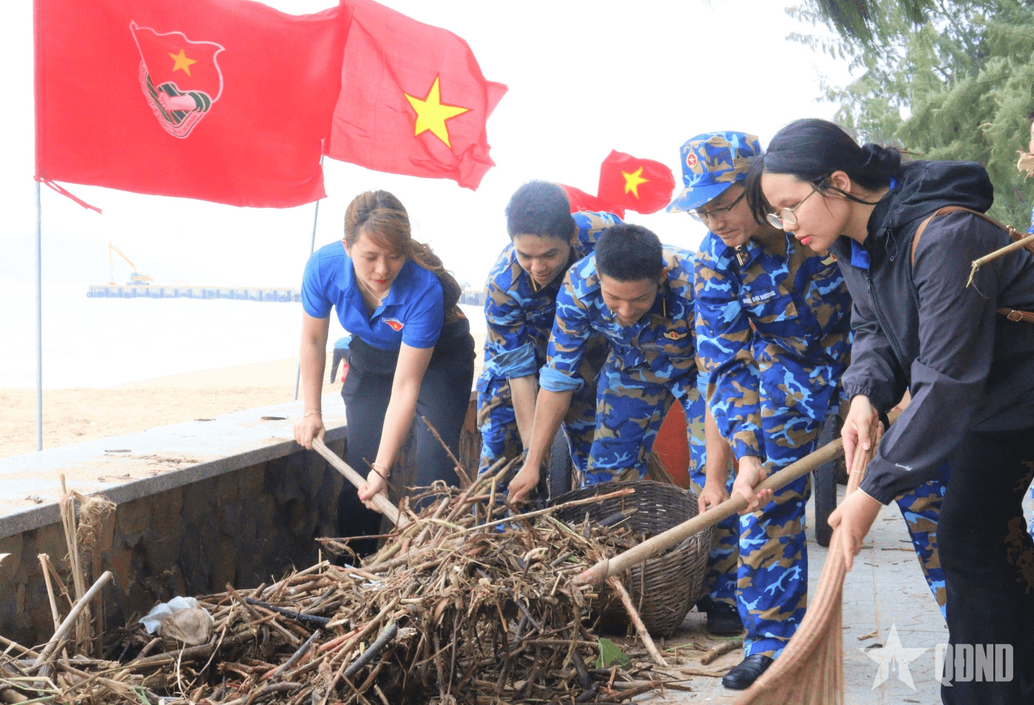 Tuổi trẻ Học viện Hải quân xung kích làm sạch môi trường biển sau lũ