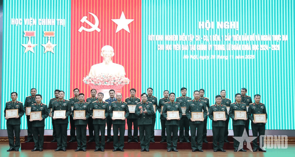 Học viện Chính trị rút kinh nghiệm diễn tập cho học viên đào tạo chính ủy trung, lữ đoàn