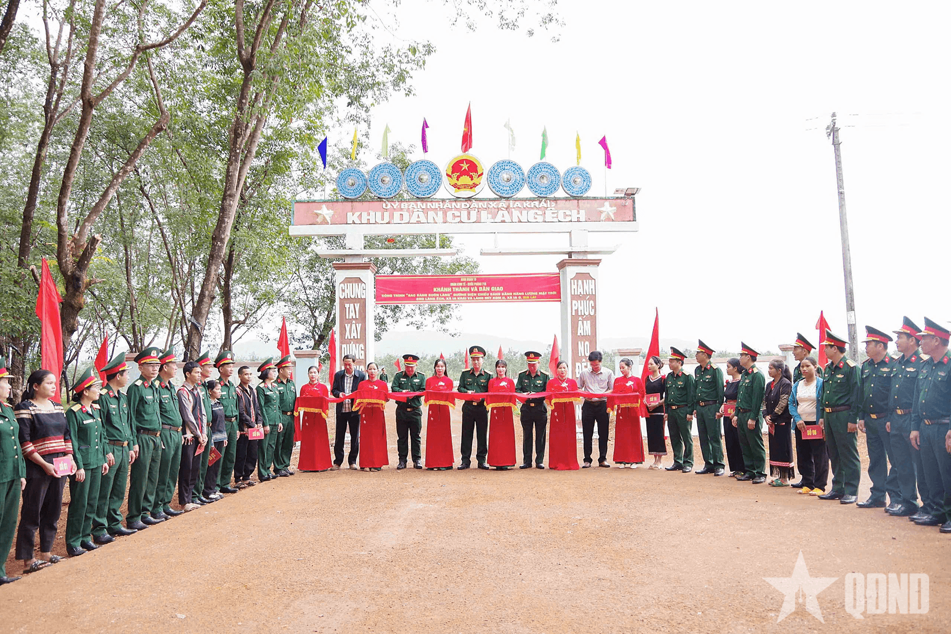Đoàn Kinh tế - Quốc phòng 715 (Binh đoàn 15): Bàn giao công trình “Sao sáng buôn làng”