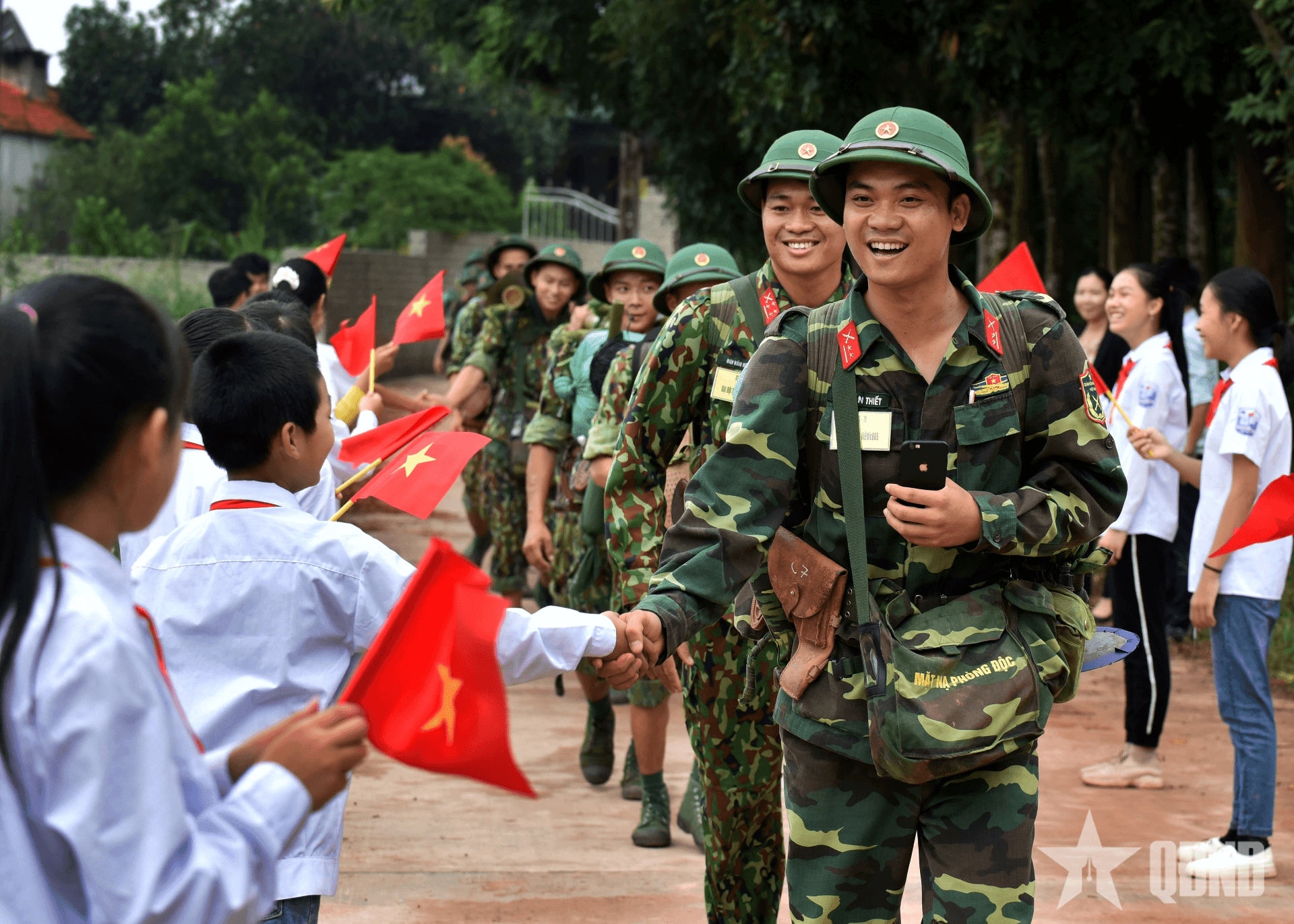 Đi trong vòng tay nhân dân