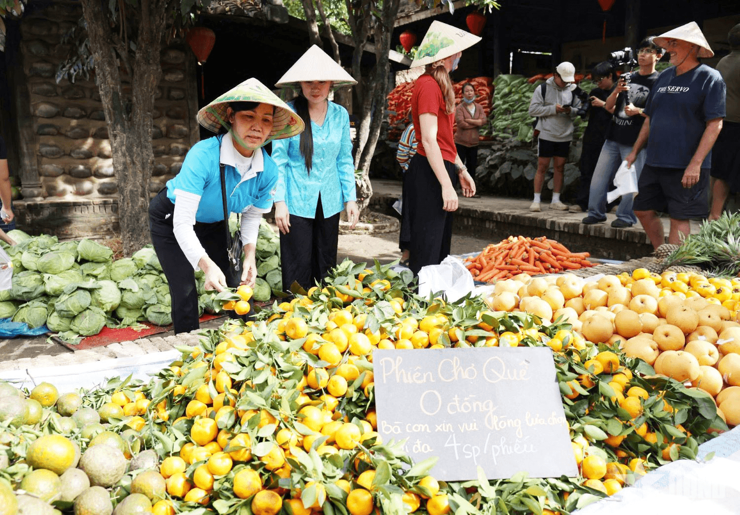 Khánh Hòa: Thắp lửa tình người sau mưa lũ bằng “Phiên chợ quê 0 đồng”