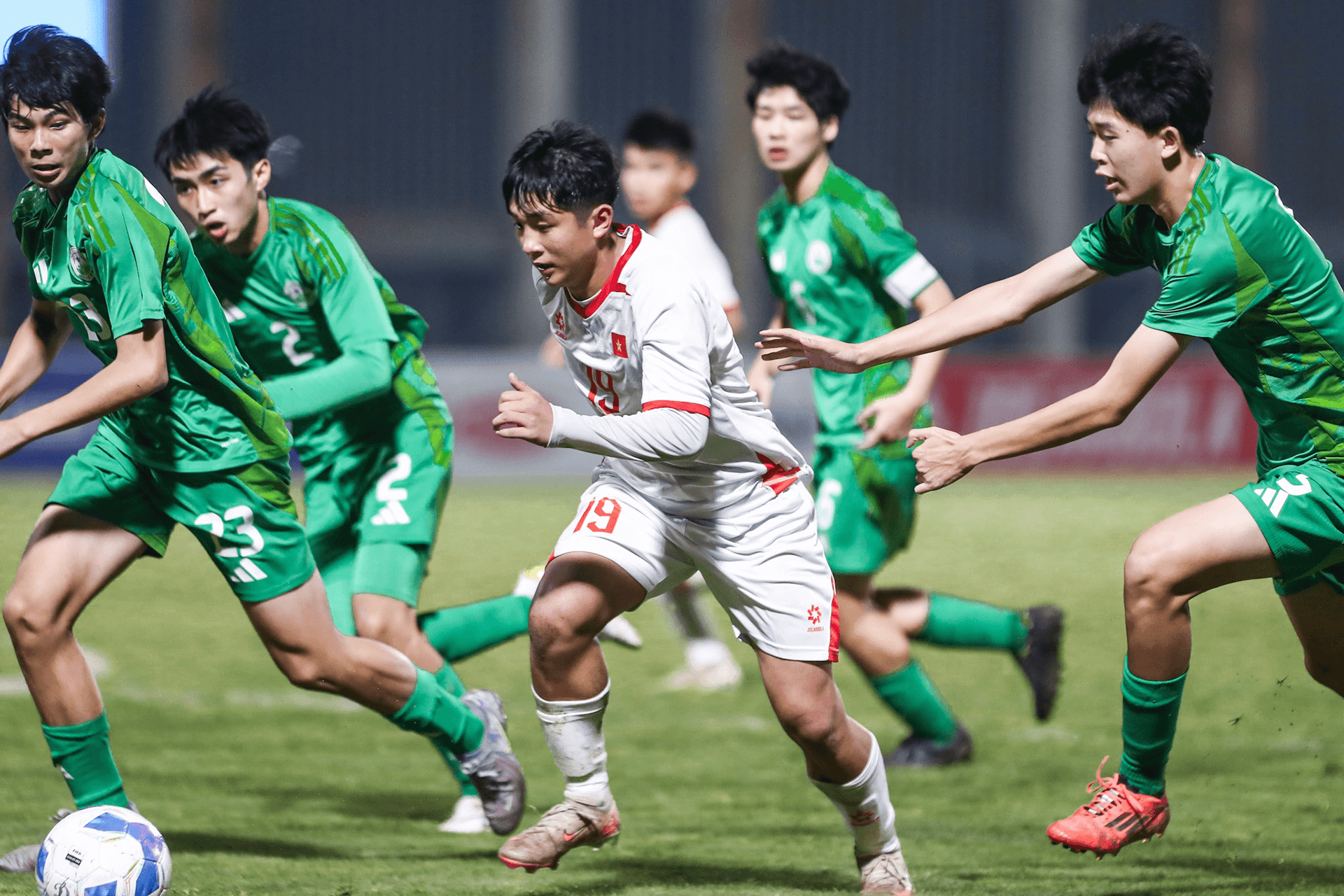 Tin thể thao (29-11): Việt Nam chạm tay vào tấm vé dự VCK U17 châu Á