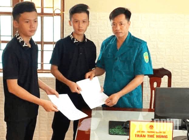 Anh em song sinh nguyện chung bước quân hành