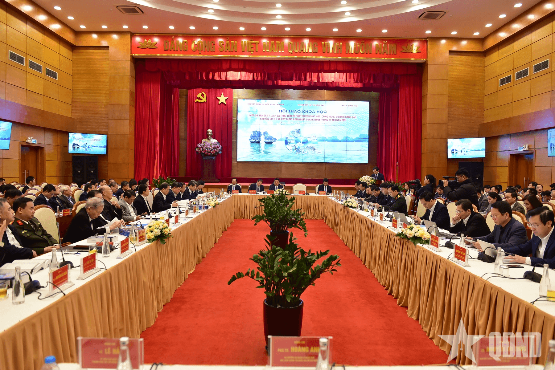 Gợi mở định hướng phát triển khoa học, công nghệ và xây dựng con người Quảng Ninh