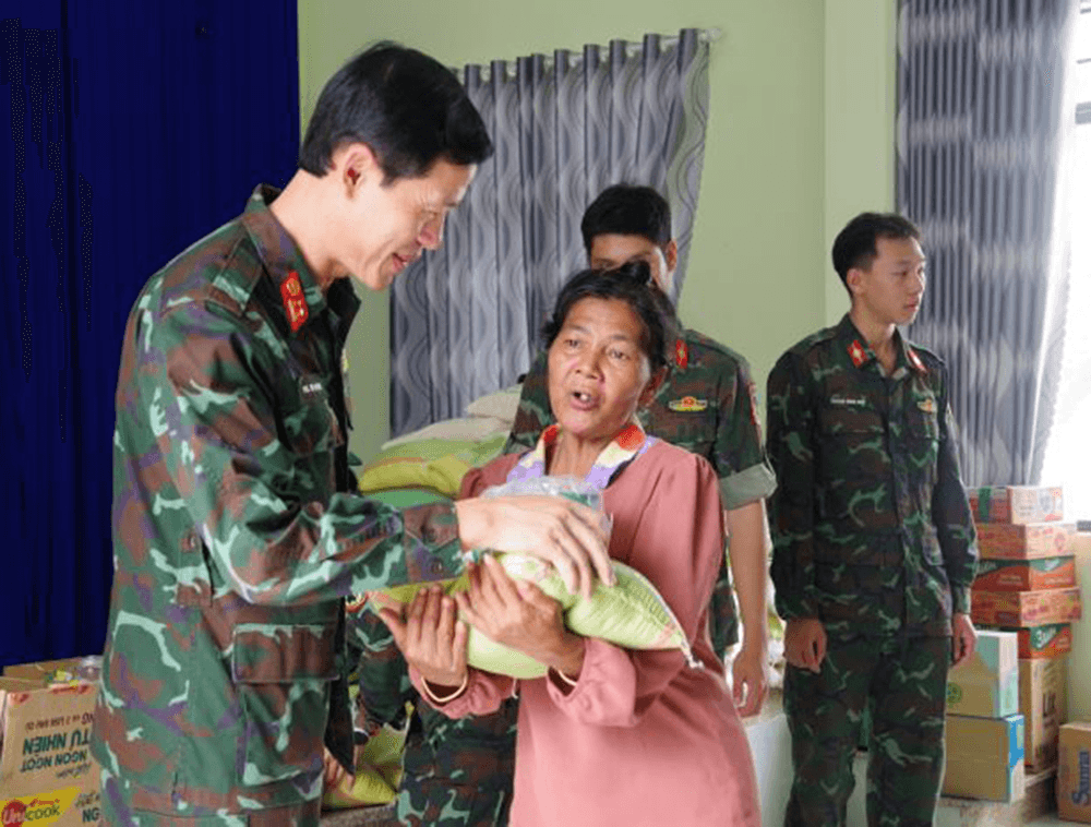 Trường Sĩ quan Thông tin tặng quà hỗ trợ nhân dân xã Tây Khánh Vĩnh