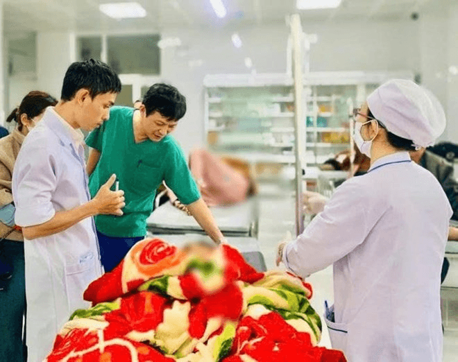 Quảng Ngãi: Xe công nông lao xuống vực sông, 13 cháu nhỏ may mắn thoát chết