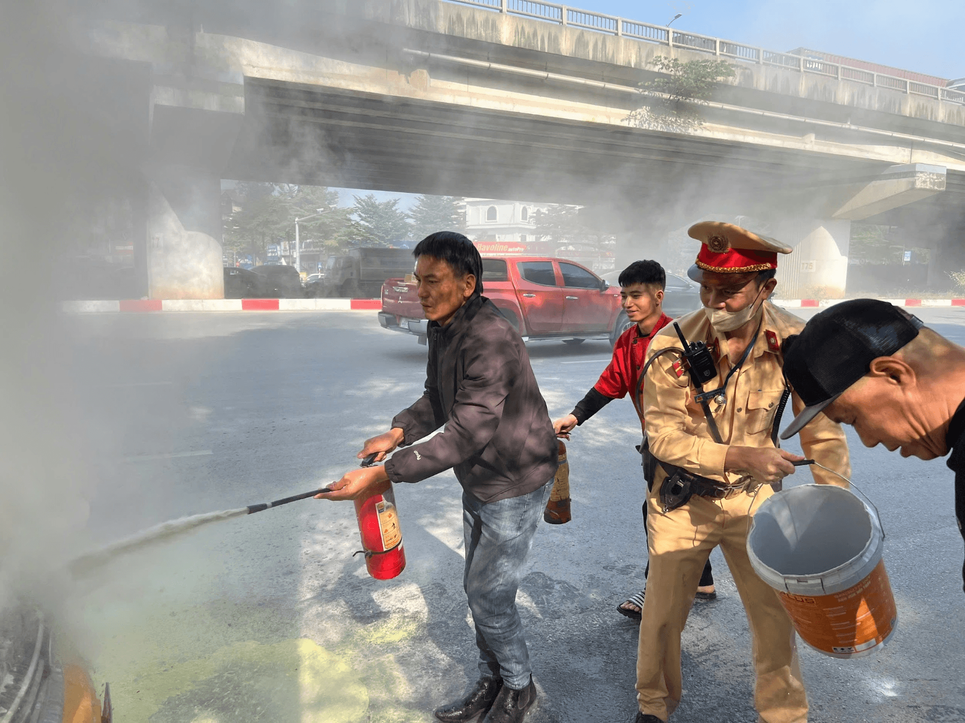 Hà Nội: Ô tô bất ngờ phát hỏa, Cảnh sát giao thông và người dân kịp thời hỗ trợ dập tắt