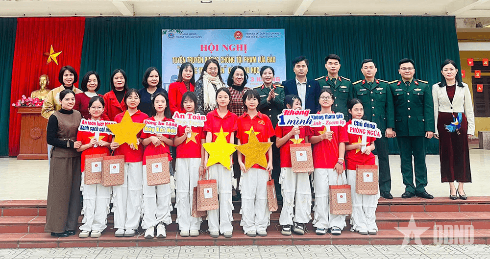 Viện Kiểm sát quân sự (KSQS) Khu vực 32 (Viện KSQS Quân khu 3) tuyên truyền pháp luật tại Trường THCS Hàn Thuyên