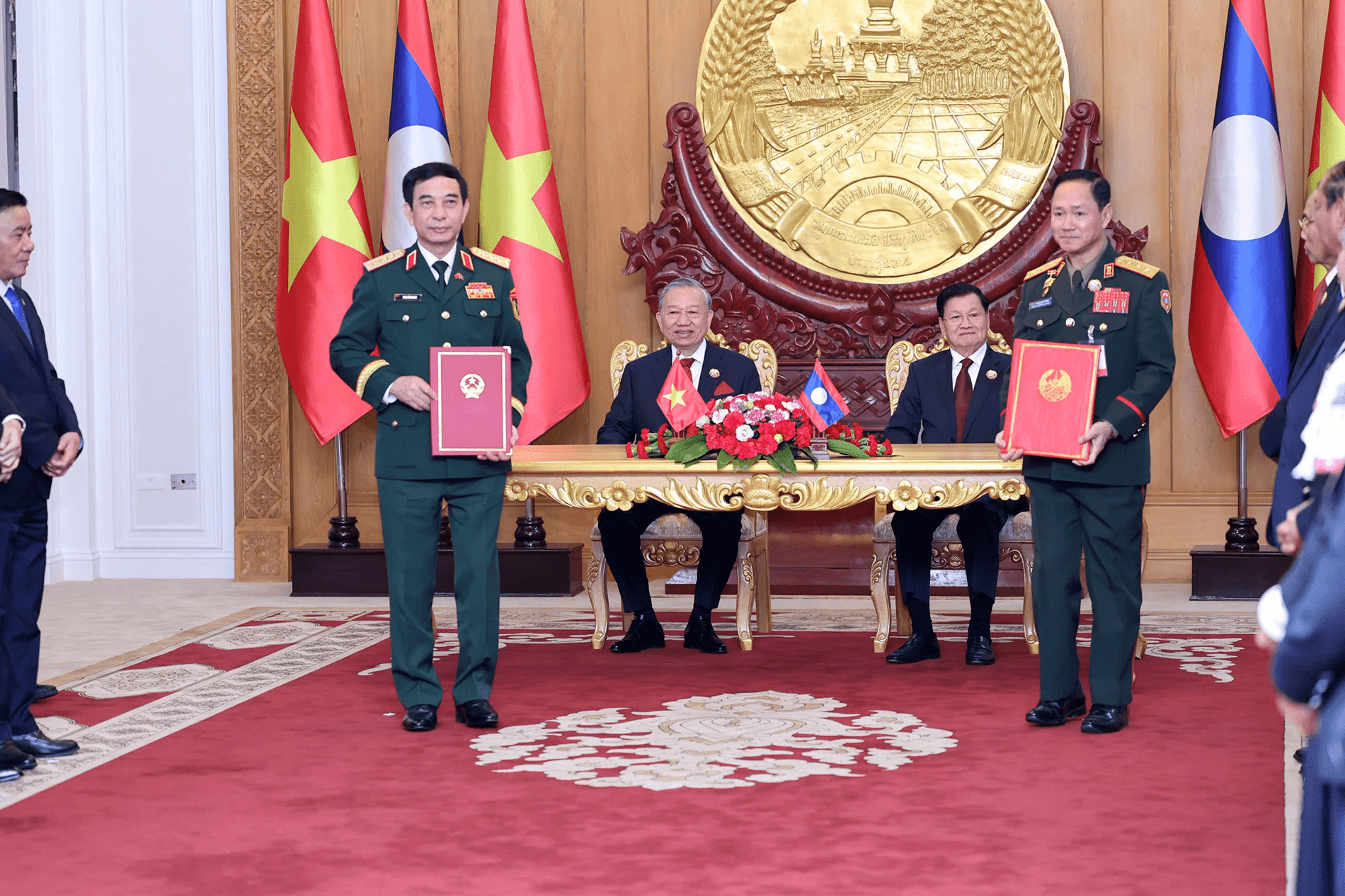 Tổng Bí thư Tô Lâm và Tổng Bí thư, Chủ tịch nước Lào Thongloun Sisoulith chứng kiến Lễ trao các văn kiện hợp tác