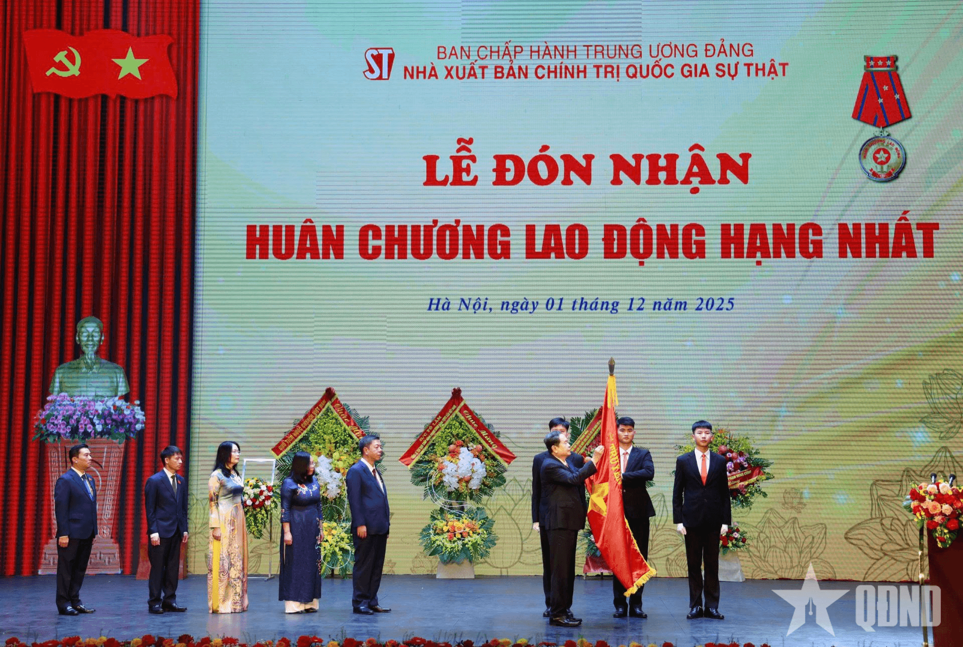 Nhà xuất bản Chính trị quốc gia Sự thật đón nhận Huân chương Lao động hạng Nhất
