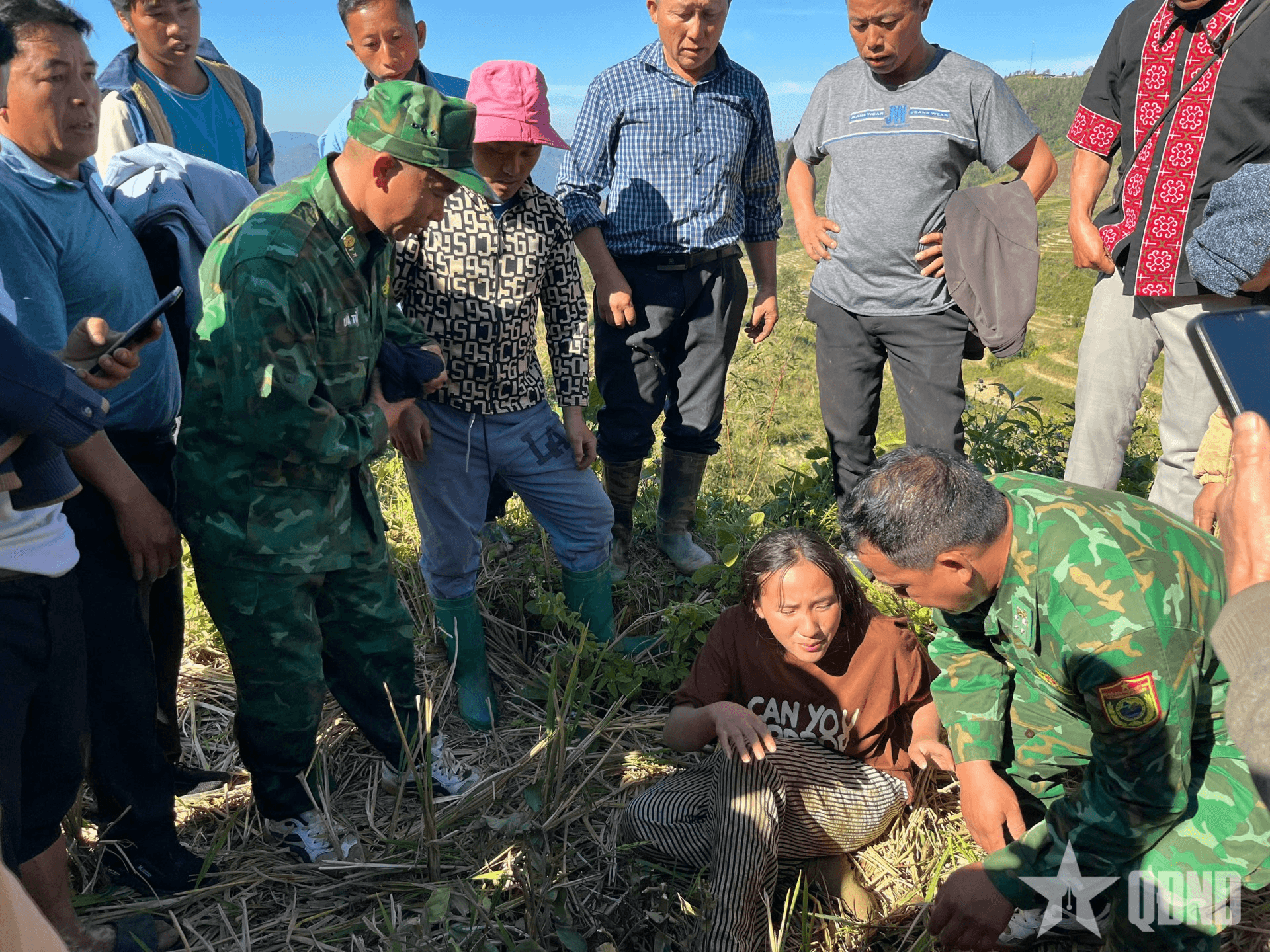 Bộ đội Biên phòng tỉnh Lai Châu giúp nhân dân tìm kiếm thân nhân mất liên lạc với gia đình