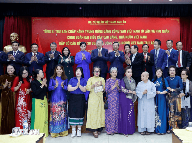 Tổng Bí thư Tô Lâm gặp gỡ cán bộ Đại sứ quán và cộng đồng người Việt Nam tại Lào