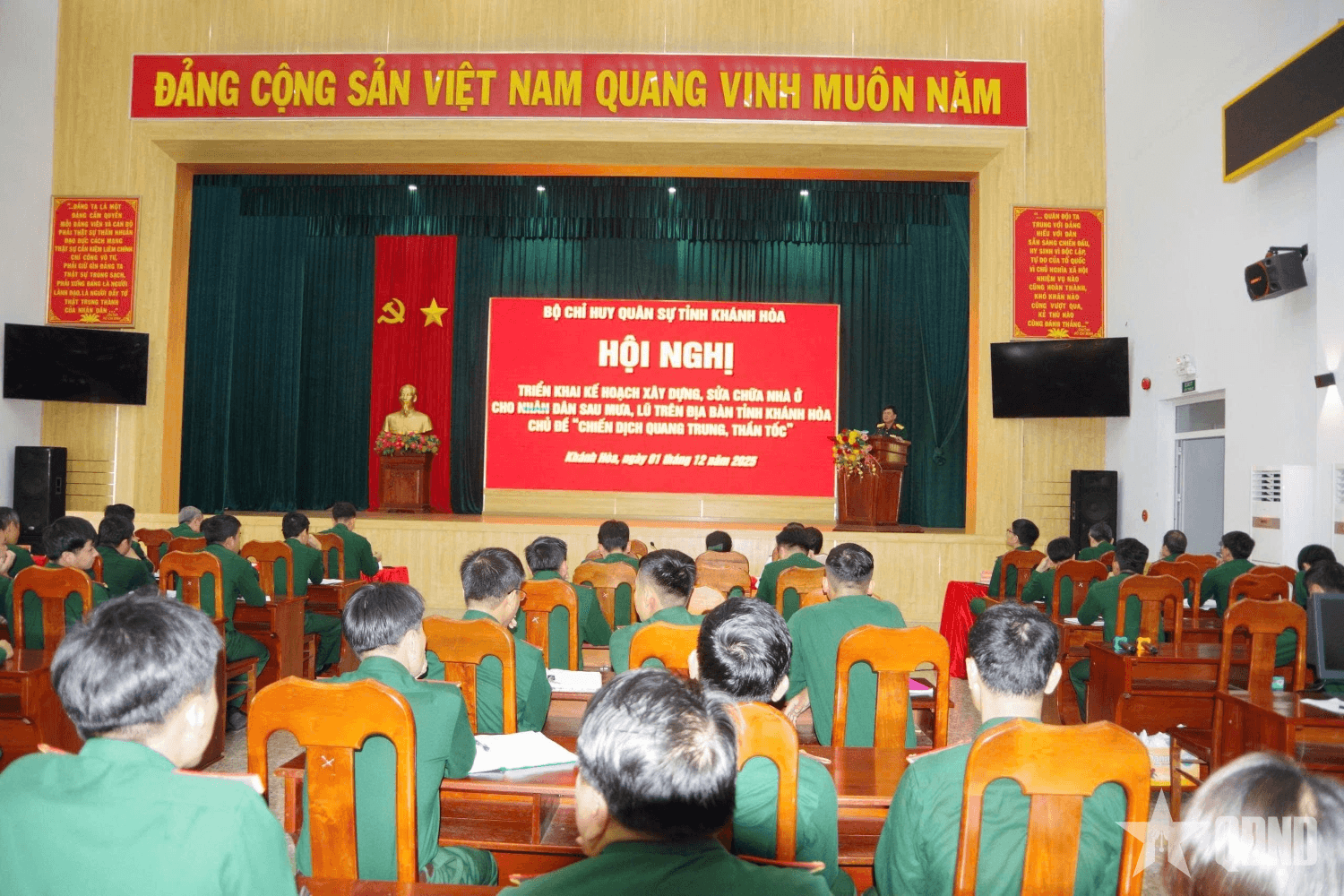 Khánh Hòa: Lực lượng Quân đội thành lập các đội thợ để xây và hỗ trợ sửa nhà cho nhân dân bị thiệt hại do mưa, lũ