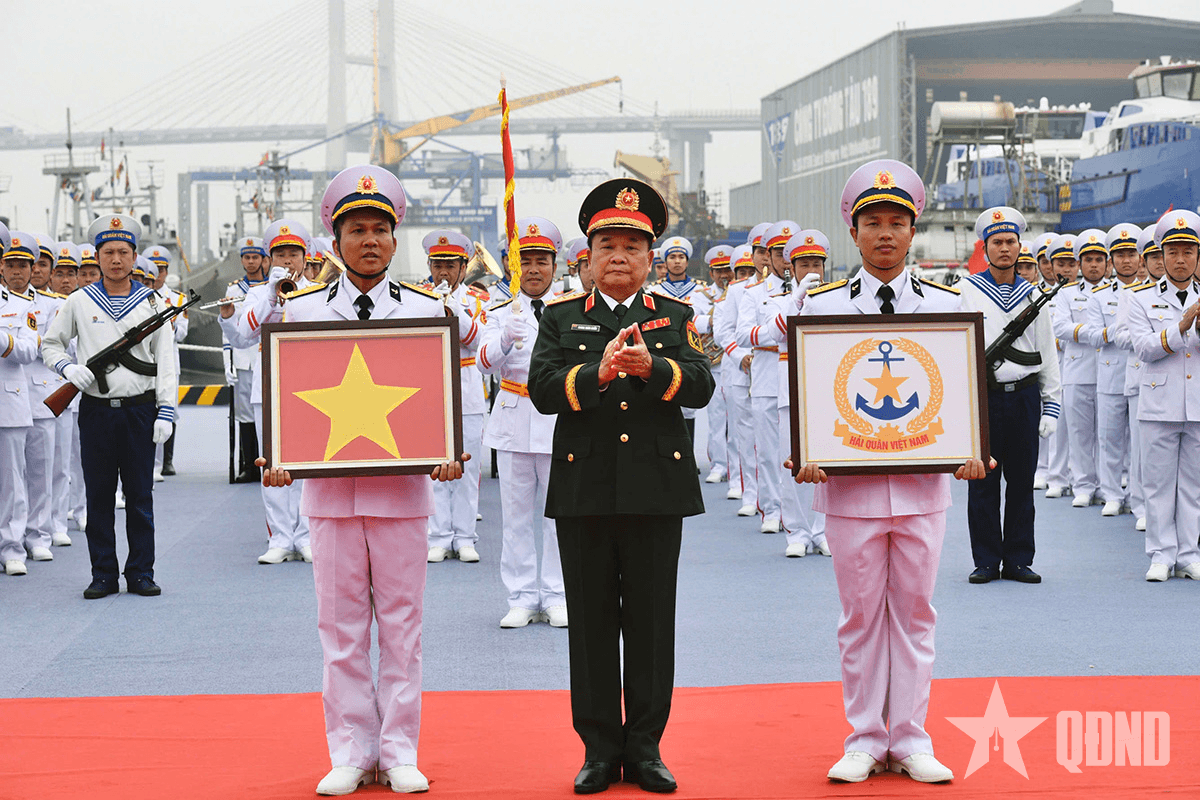 Thượng tướng Hoàng Xuân Chiến chủ trì Lễ thượng cờ trên Tàu 889-Giáo sư Gagarinsky