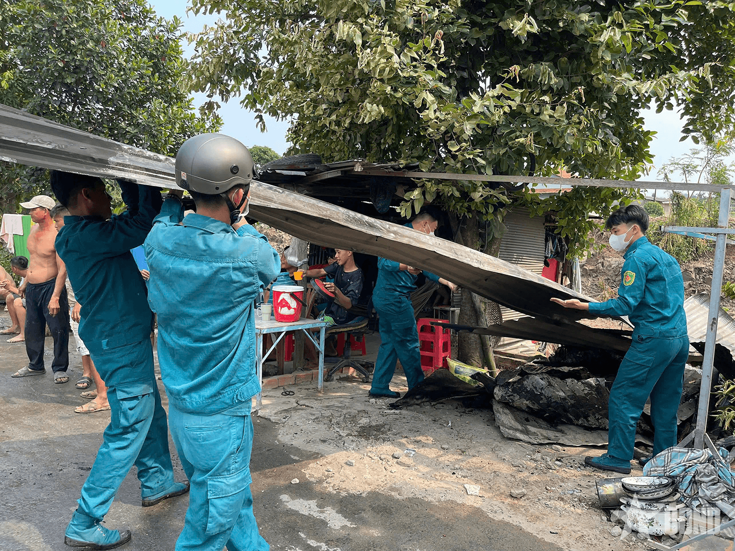 An Giang: Gần 20 chiến sĩ dân quân tham gia chữa cháy