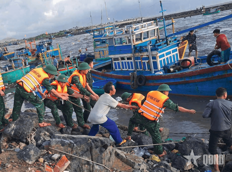 Lũ sông Liên Hương (Lâm Đồng) lên cao, khoảng 30 phương tiện của ngư dân bị chìm và trôi ra biển