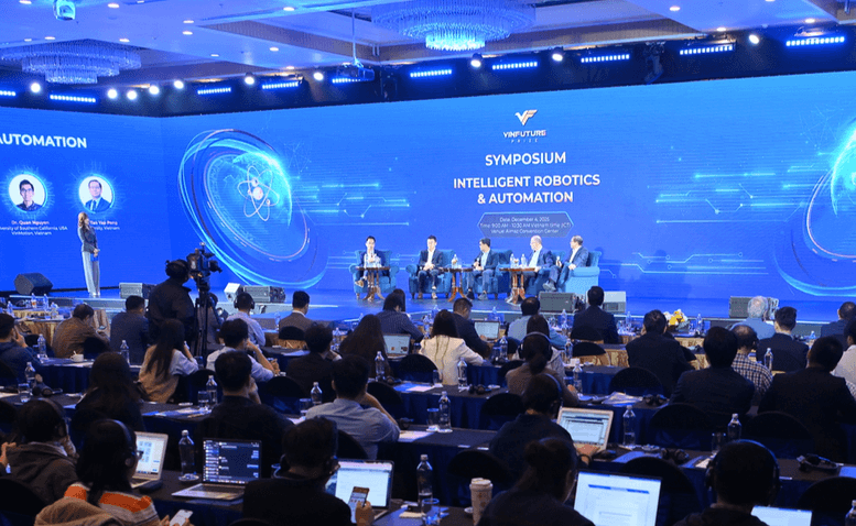 Để có robot thông minh cần huấn luyện trên một lượng lớn dữ liệu thực tế