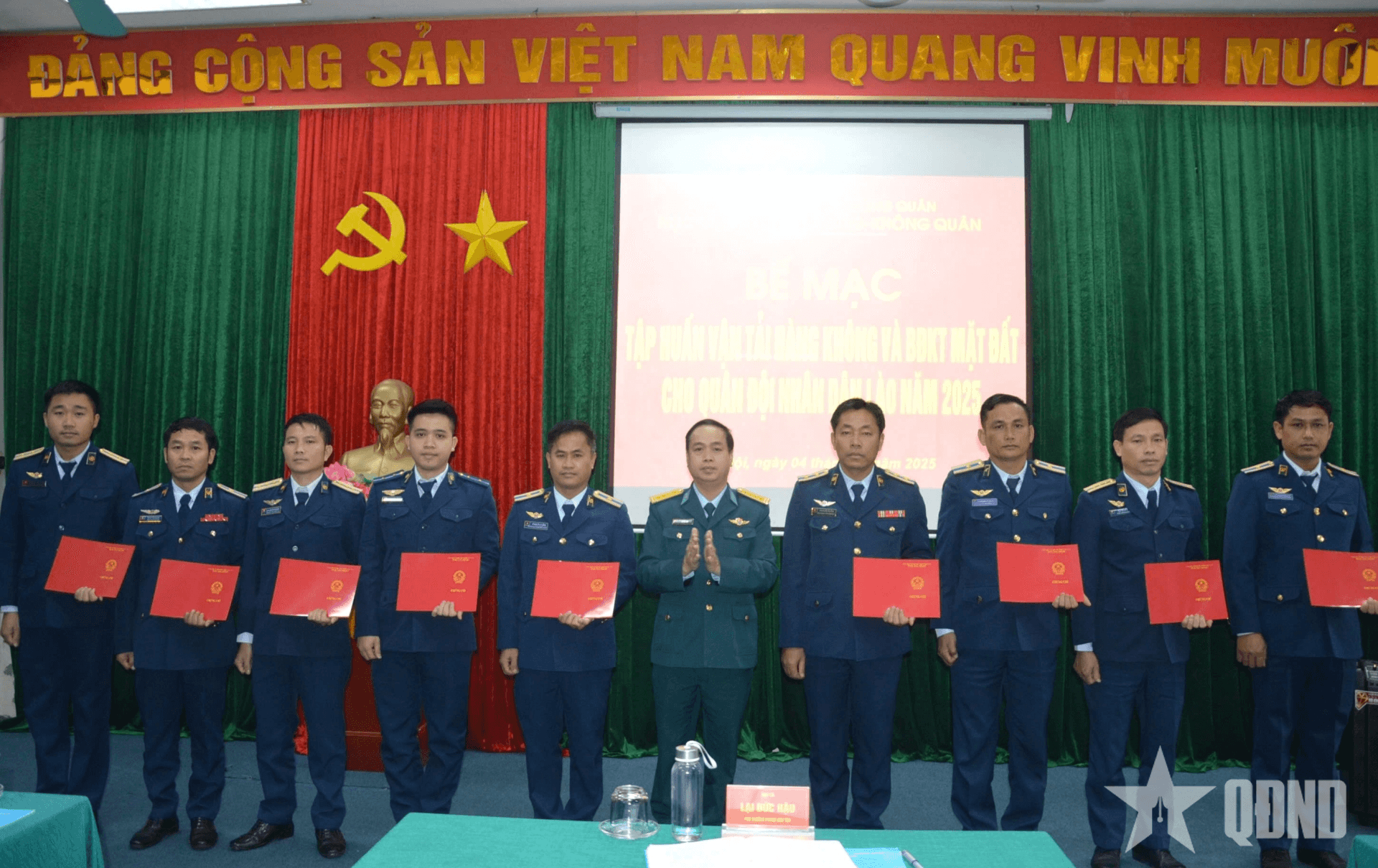 Bế mạc tập huấn vận tải hàng không cho cán bộ Quân đội nhân dân Lào