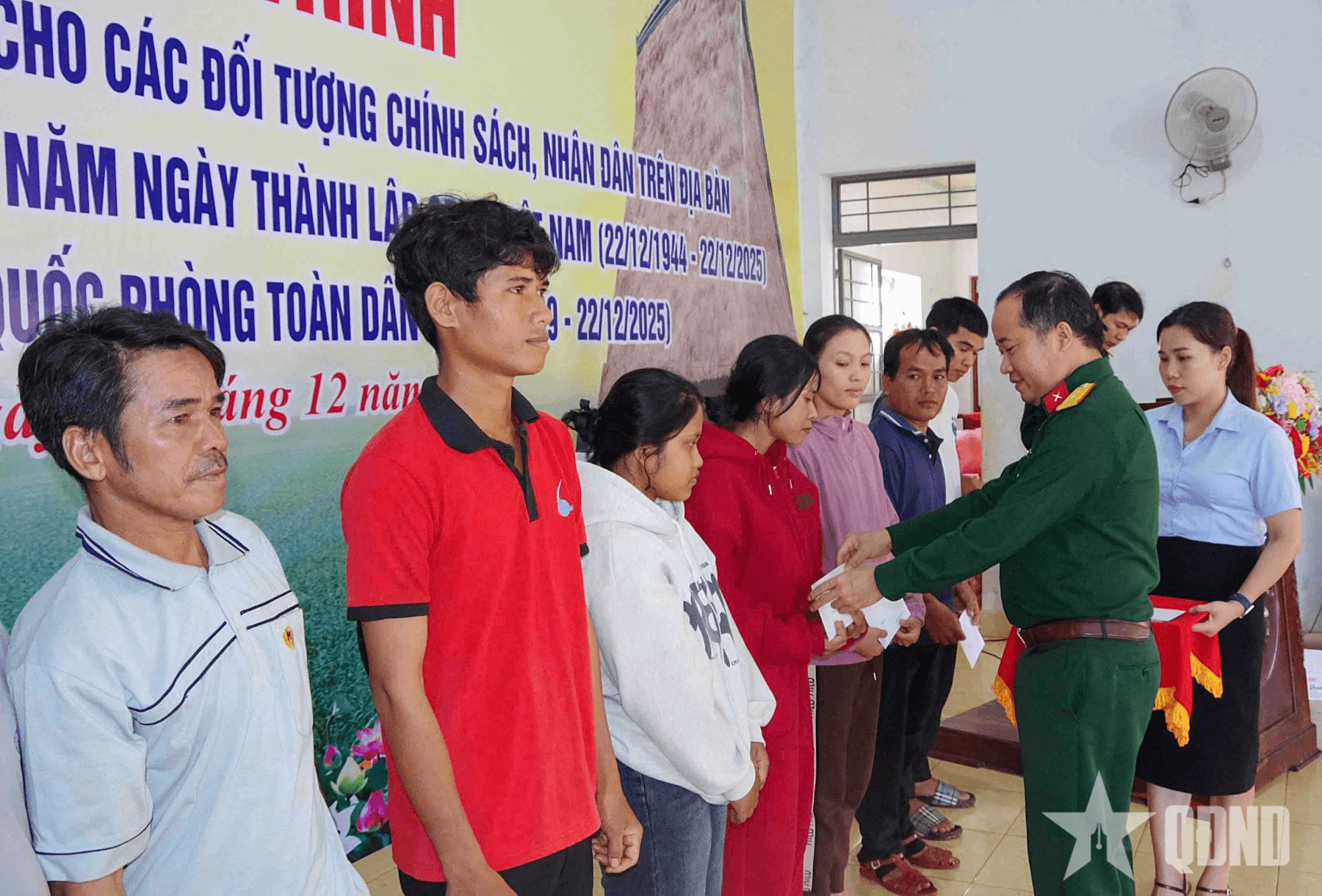 Bệnh viện Quân y 15 và Binh đoàn 15 khám bệnh, cấp thuốc cho người dân Gia Lai