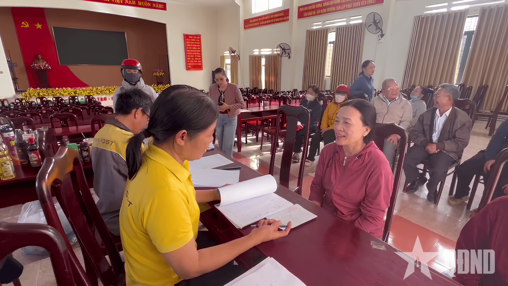 Người dân phấn khởi, vui mừng khi nhận 3 tháng lương hưu, trợ cấp bảo hiểm xã hội