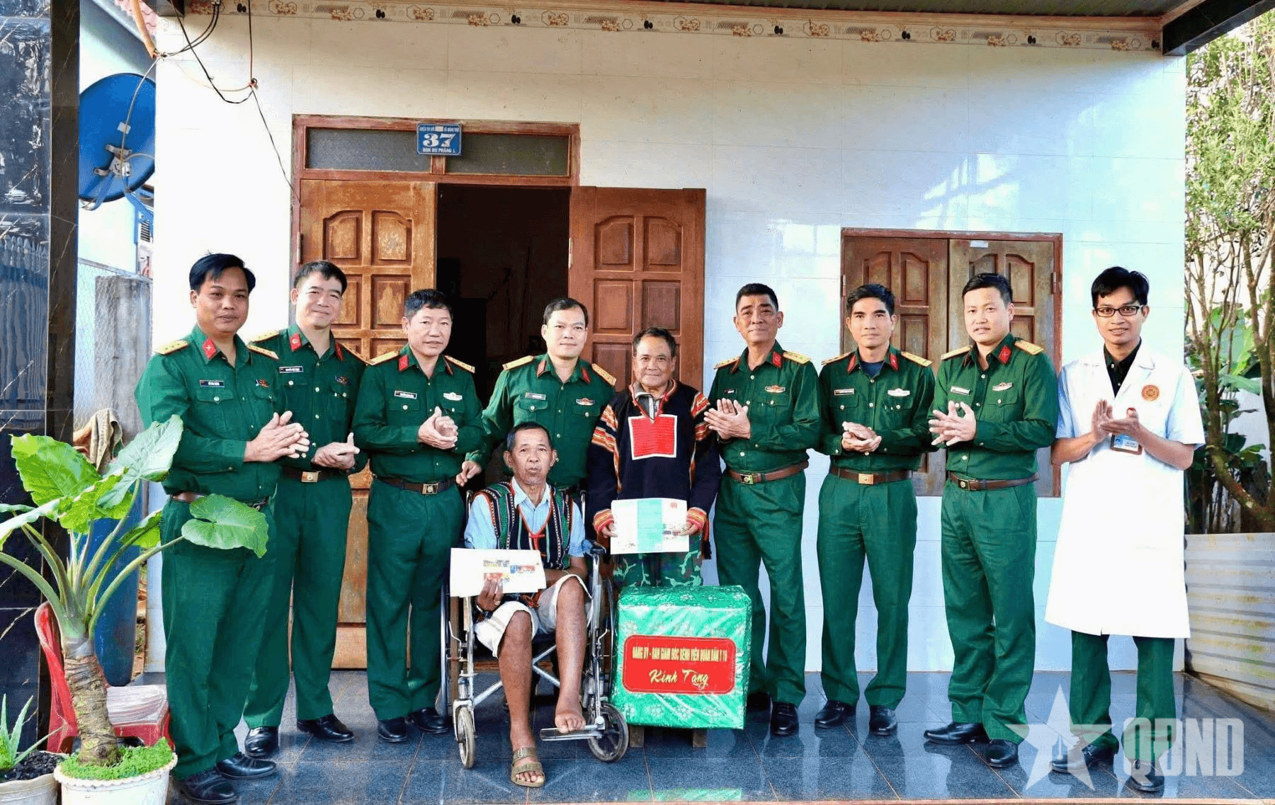 Bệnh viện Quân dân y 16 (Binh đoàn 16) khám bệnh, cấp thuốc, tặng quà nhân dân vùng biên