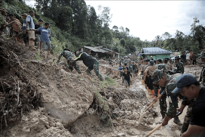 Hơn 900 người thiệt mạng do lũ lụt và lở đất tại Indonesia