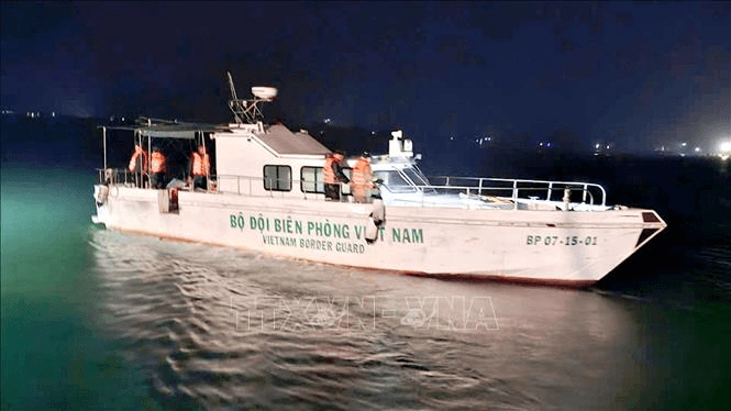 Quảng Trị: Kịp thời hỗ trợ, cứu sống 2 ngư dân gặp nạn trên biển