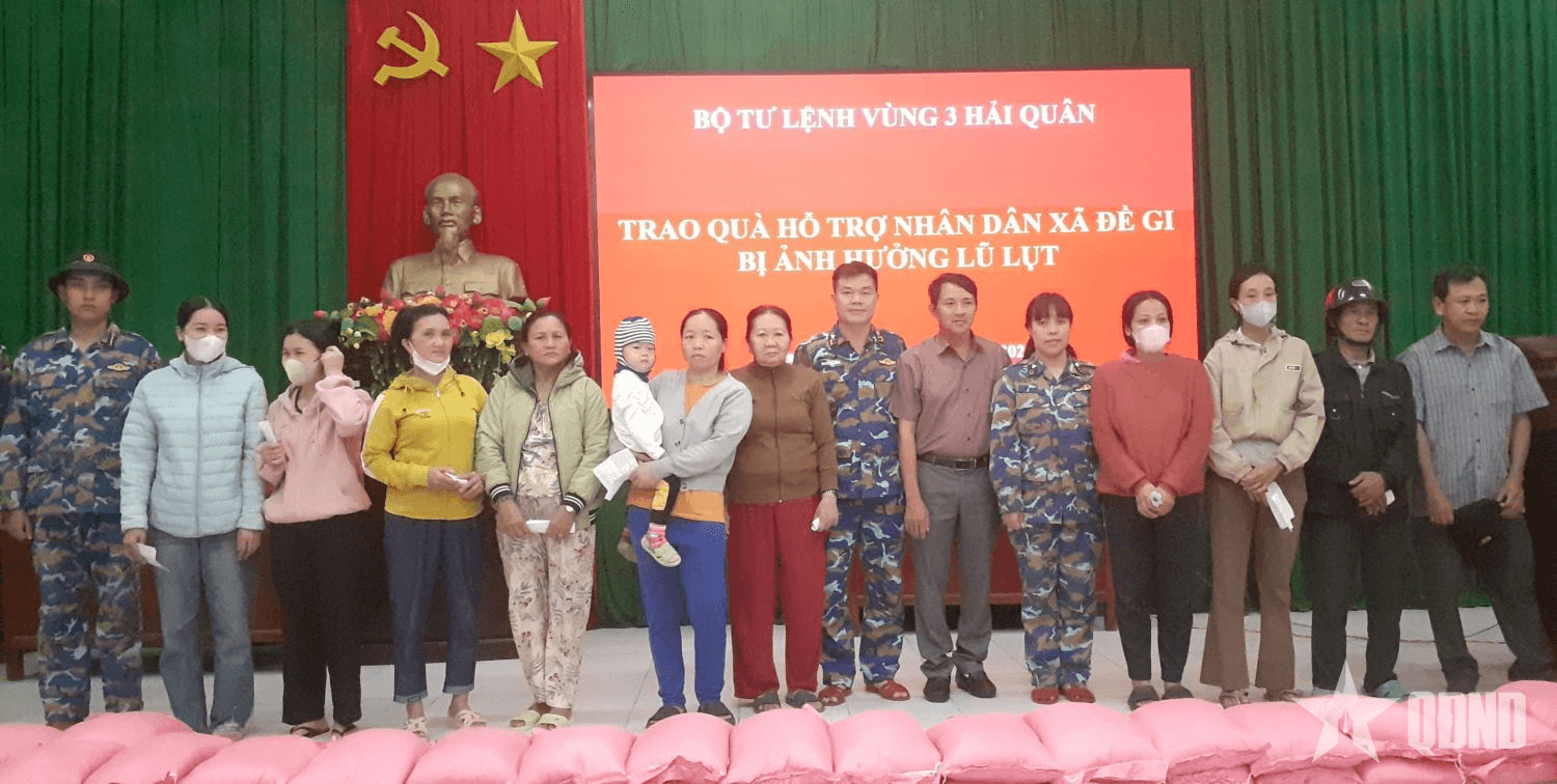 Vùng 3 Hải quân trao quà hỗ trợ nhân dân bị bão lụt tỉnh Gia Lai