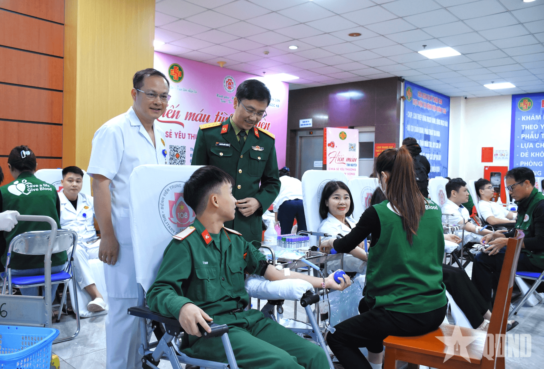 Sôi nổi ngày hội hiến máu ở Bệnh viện Quân y 354