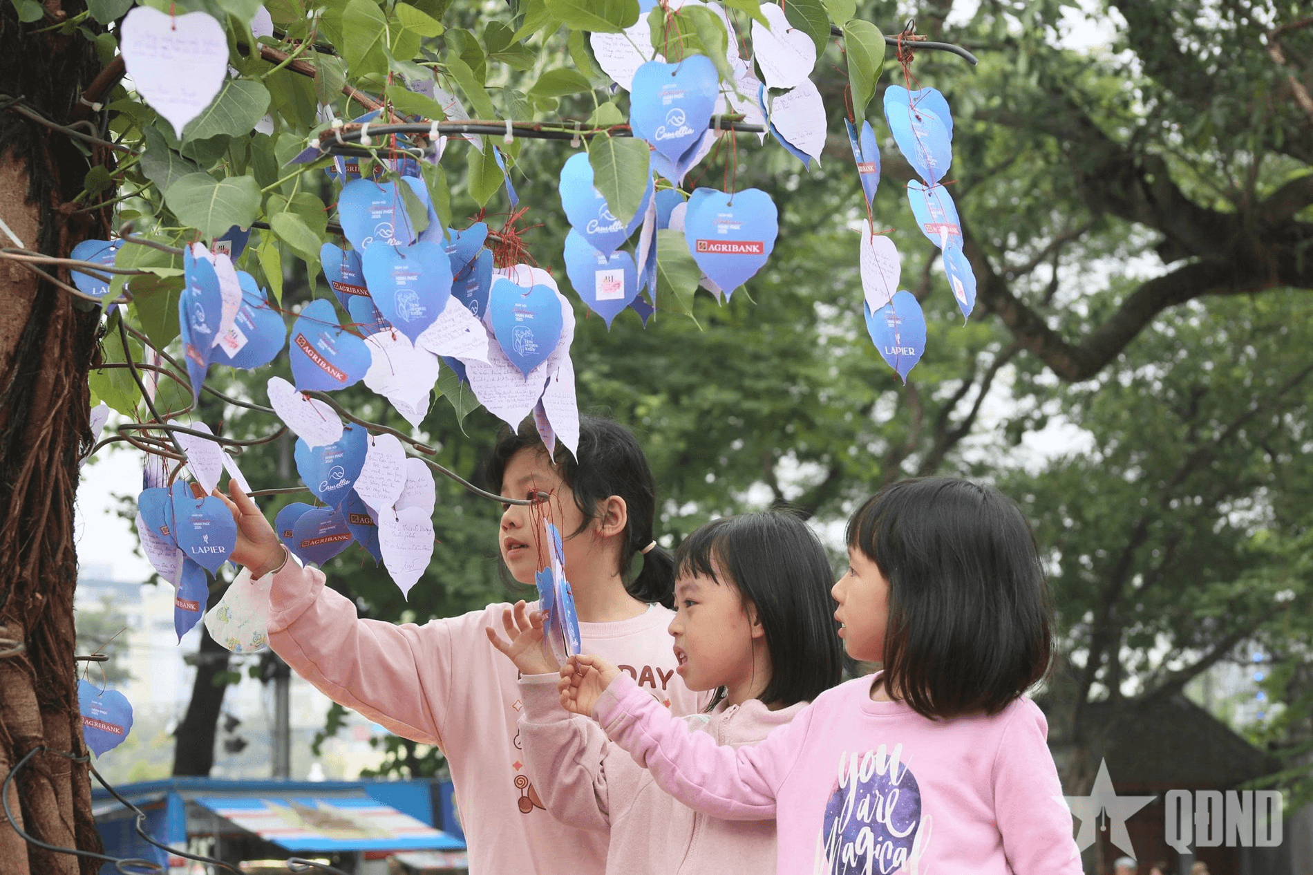 Những câu chuyện nhỏ dệt nên mùa hạnh phúc lớn