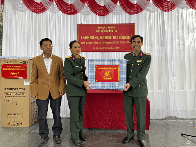Học viện Chính trị bàn giao nhà đồng đội tặng gia đình Thiếu tá QNCN Trần Thị Hoa Thơm