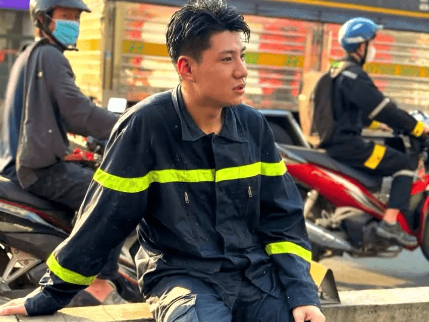 Chiến sĩ Công an TP Hồ Chí Minh cứu học sinh trước mũi xe container