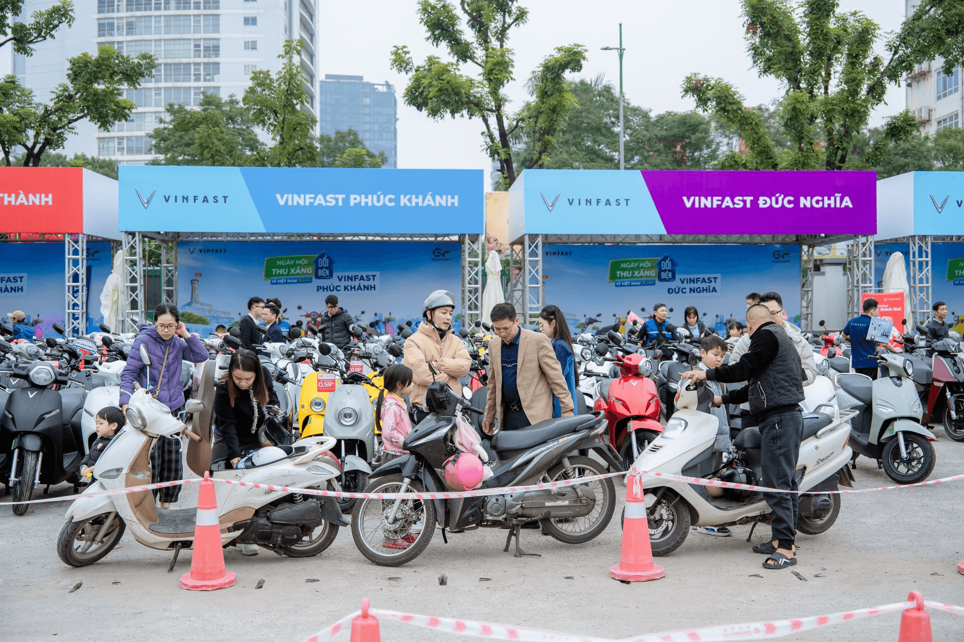Ngày hội Thu xăng đổi điện: Xe máy điện VinFast “được lòng” từ học sinh, nhân viên văn phòng tới người lớn tuổi