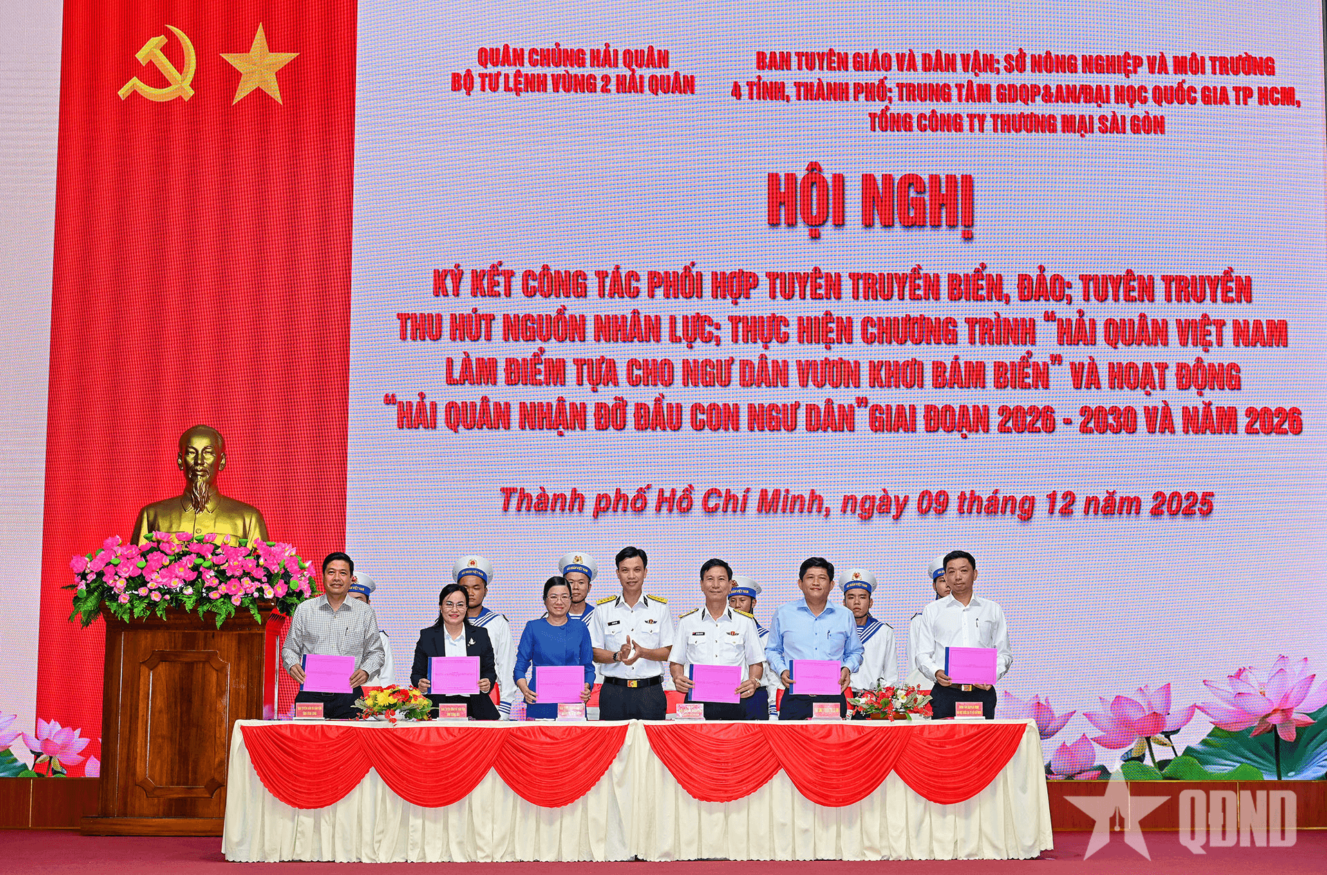 Vùng 2 Hải quân ký kết chương trình phối hợp tuyên truyền biển đảo và thu hút nguồn nhân lực